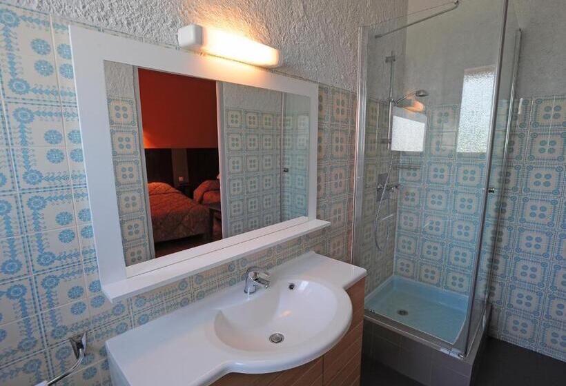 غرفة قياسية ثلاثية, Italia