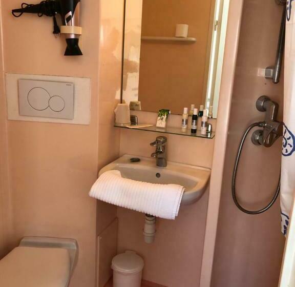 غرفة قياسية, L Estacade