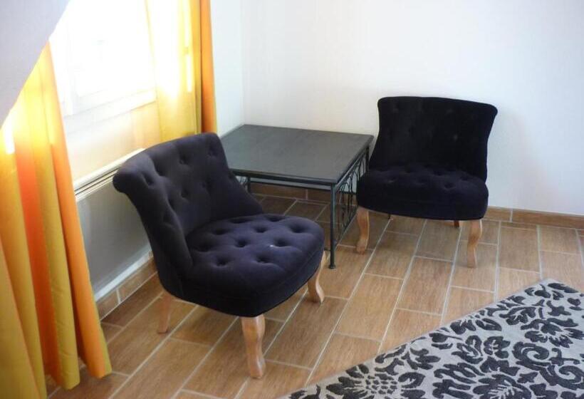 غرفة قياسية, L Estacade