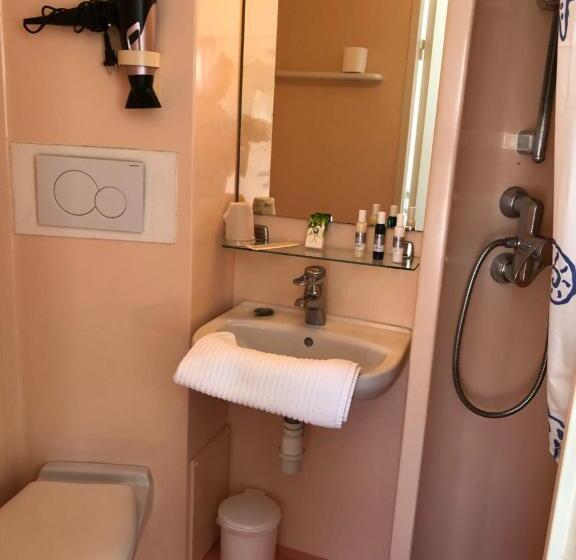 غرفة قياسية ثلاثية, L Estacade