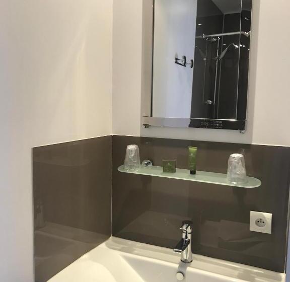 غرفة قياسية فردية, L Estacade