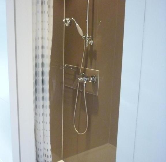 غرفة قياسية فردية, L Estacade