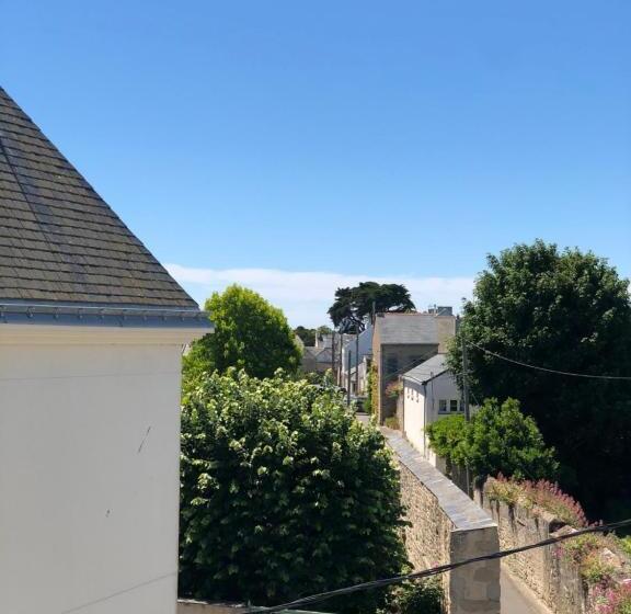 غرفة قياسية فردية, L Estacade