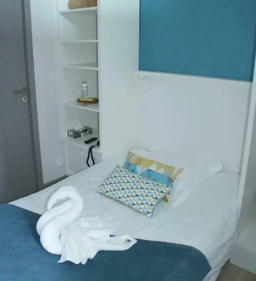 Standard Yhden Hengen Huone, Le Home