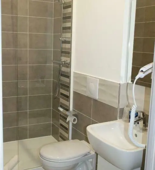 Standard Yhden Hengen Huone, Le Home