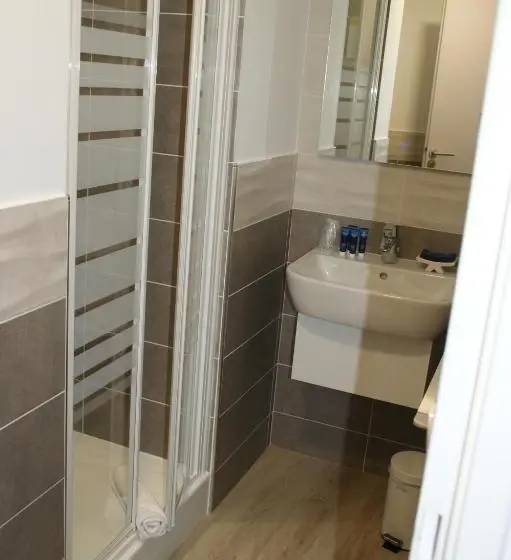 Standard Kolmen Hengen Huone, Le Home