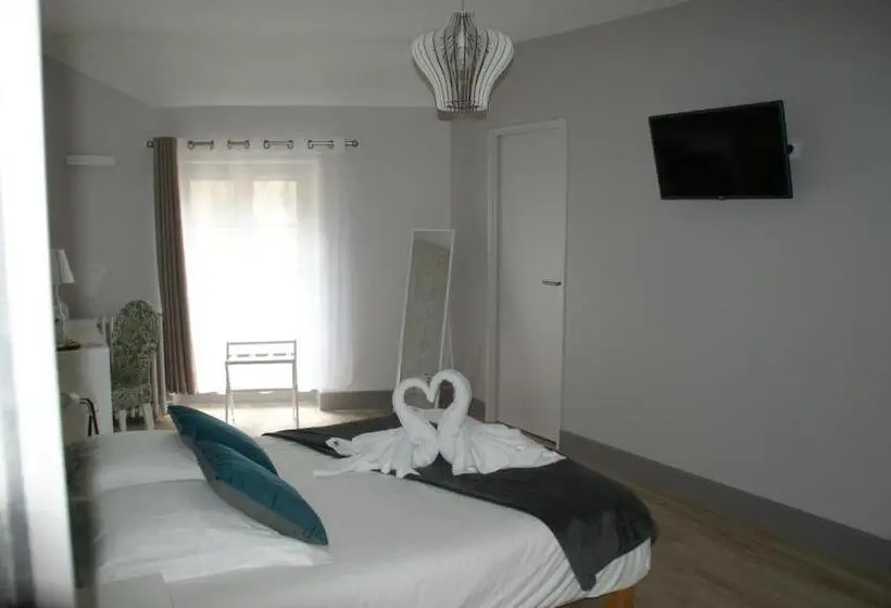 Standard Kolmen Hengen Huone, Le Home
