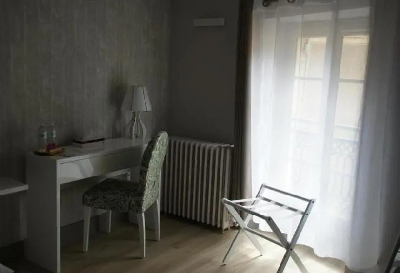 Standard Kolmen Hengen Huone, Le Home