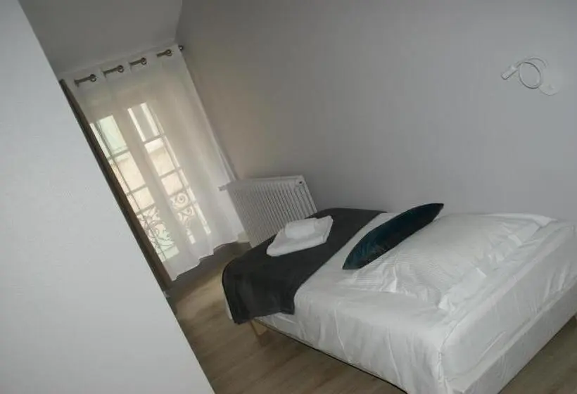 Standard Kolmen Hengen Huone, Le Home