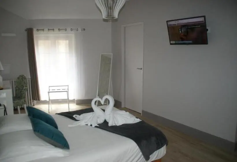 Standard Kolmen Hengen Huone, Le Home