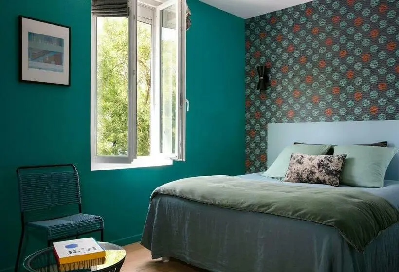 Comfort-huone, Un Hôtel En Ville