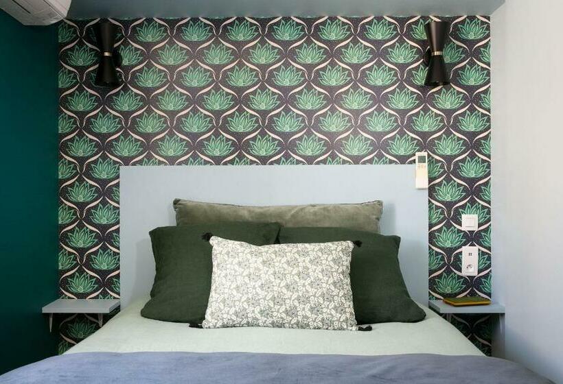 标准单人间, Un Hôtel En Ville