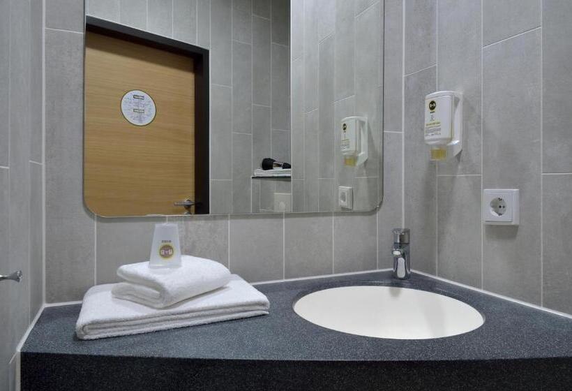Номер Стандарт Трехместный, B&b Hotel Düsseldorf Airport