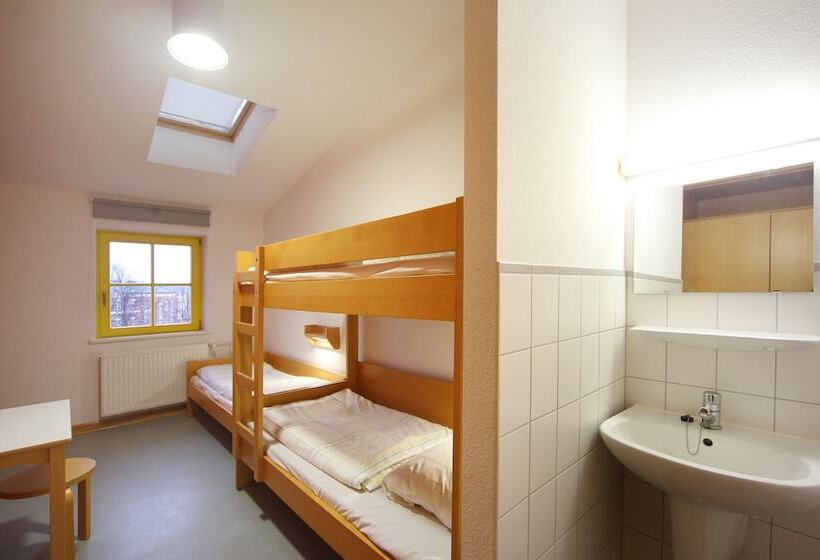 Трехместный Номер Стандарт Совместная Ванная, Djh Jugendherberge Greifswald   Hostel