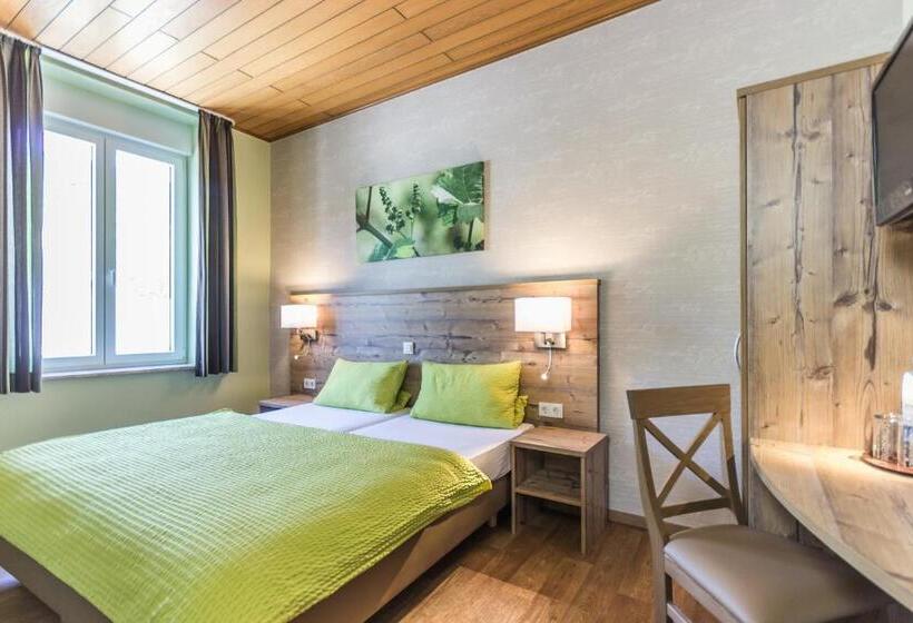 Номер Стандарт, Altes Schulhaus