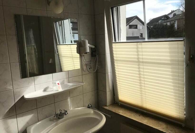 스탠다드 싱글 룸, Am Maibaum