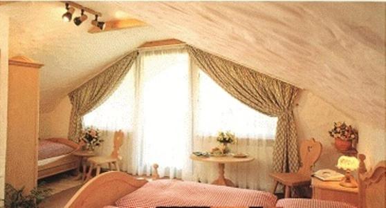 Standard Szoba, Gastgeb