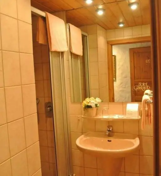 Standard Yhden Hengen Huone, Gastgeb