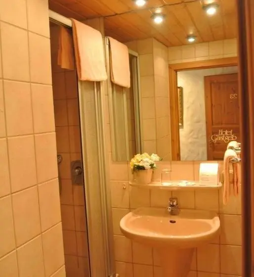 Standard Kolmen Hengen Huone, Gastgeb