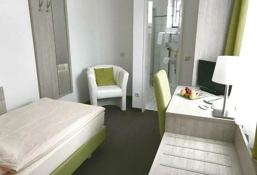 Standard Yhden Hengen Huone, Hinz
