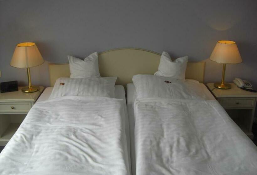 اتاق راحتی با چشم‌انداز دریا, Kurhaus