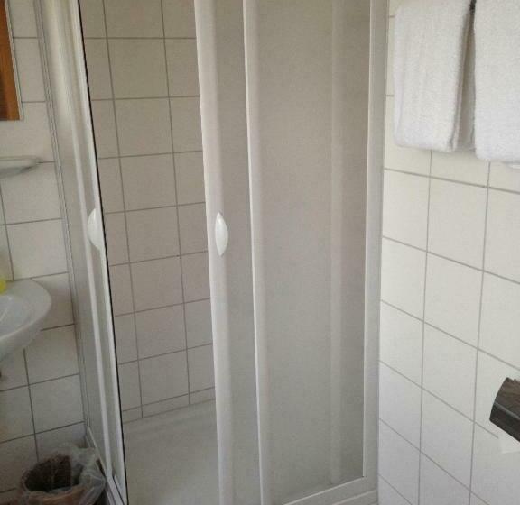 バスルーム共有のシングルスタンダード, Luitpold