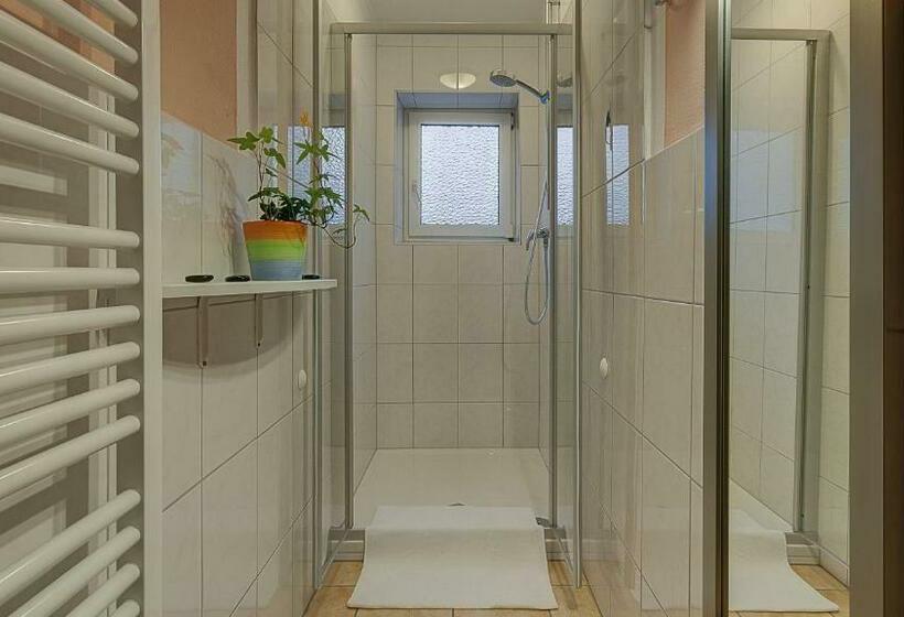 バスルーム共有のシングルスタンダード, Luitpold