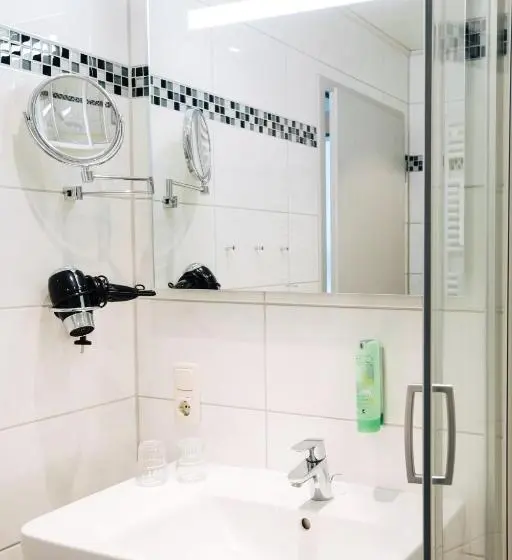 Standard Yhden Hengen Huone, Schiffer