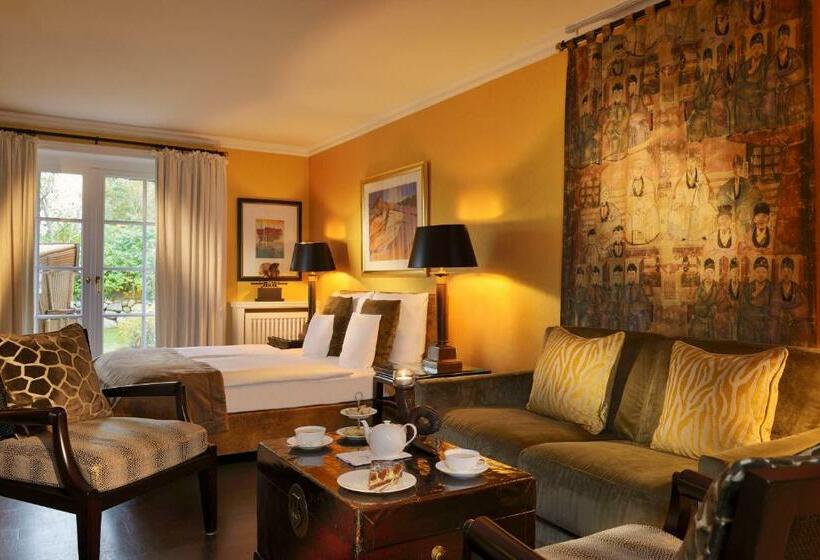 주니어 스위트, Village