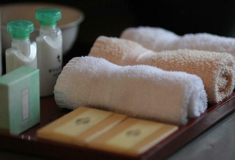 주니어 스위트, Village