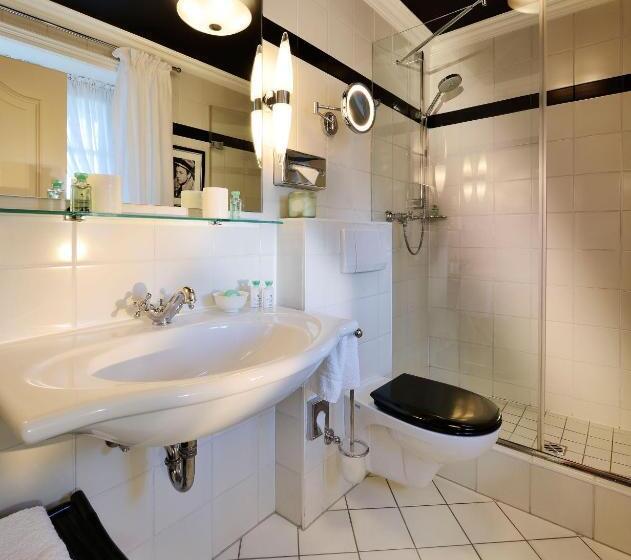 주니어 스위트, Village