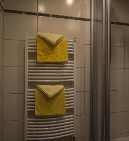 اتاق استاندارد سه نفره, Weinhaus Kreuter