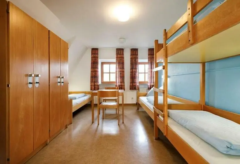 Standard Neljän Hengen Huone Jaettu Kylpyhuone, Jugendherberge Regensburg