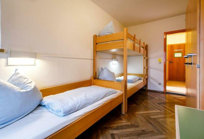 חדר סטנדרטי לארבעה עם חדר אמבטיה משותף, Jugendherberge Regensburg