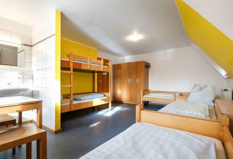 חדר סטנדרטי לארבעה עם חדר אמבטיה משותף, Jugendherberge Regensburg