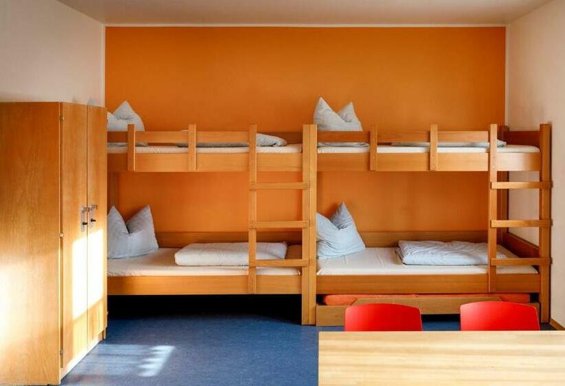 חדר סטנדרטי לארבעה עם חדר אמבטיה משותף, Jugendherberge Regensburg