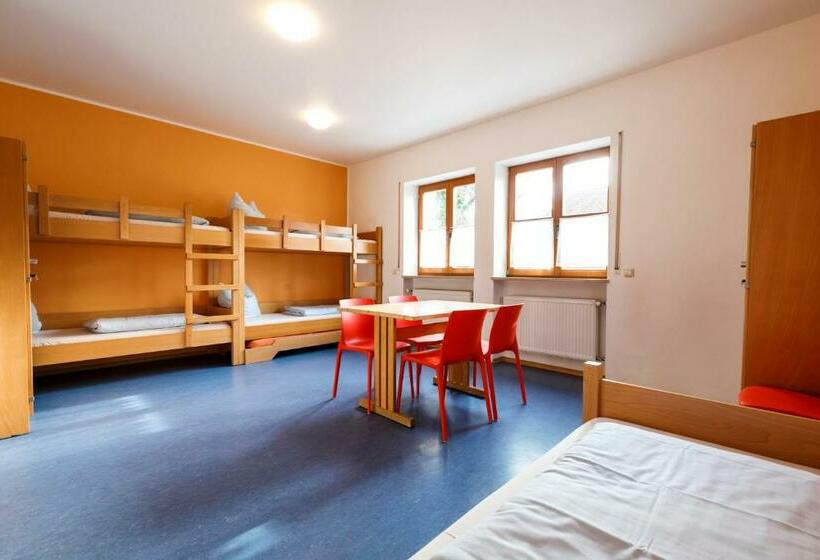 חדר סטנדרטי לארבעה עם חדר אמבטיה משותף, Jugendherberge Regensburg