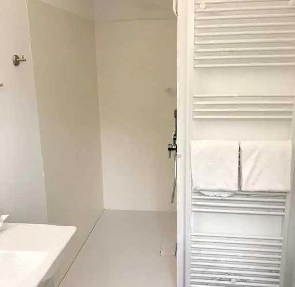 プールビュージュニアスイート, Weingut Aparthotel Olinger