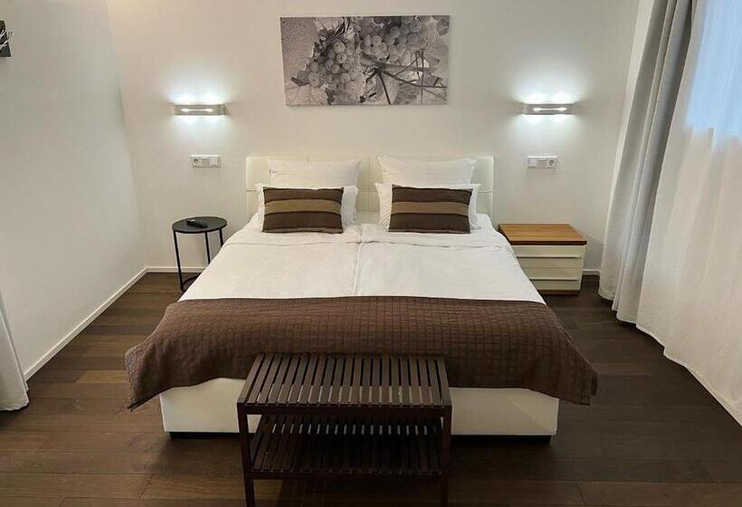 Полулюкс Вид на Бассейн, Weingut Aparthotel Olinger