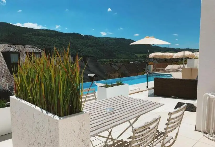 プールビュージュニアスイート, Weingut Aparthotel Olinger