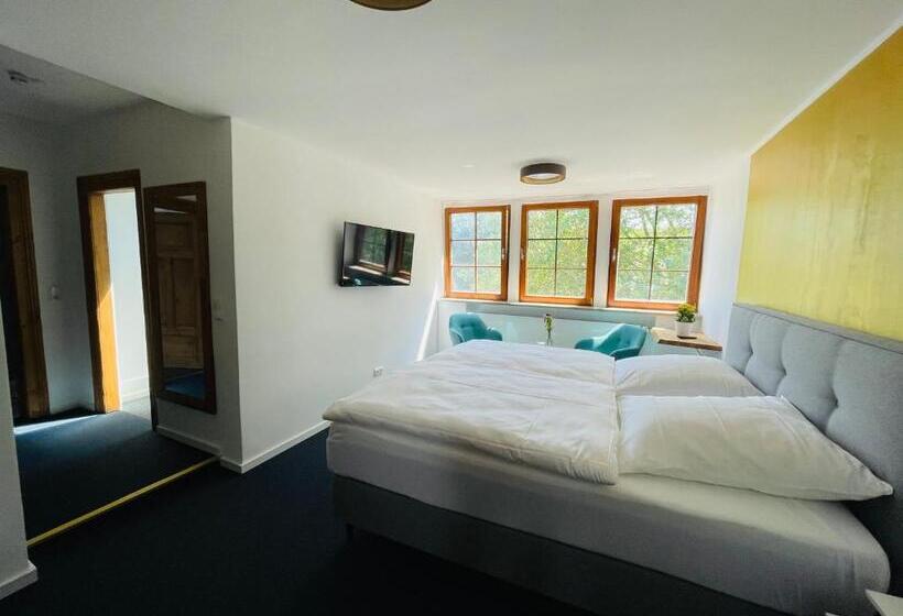 جناح جونيور, Bayerischer Hof