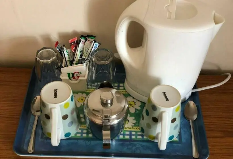 ファミリールーム, Chad Hill