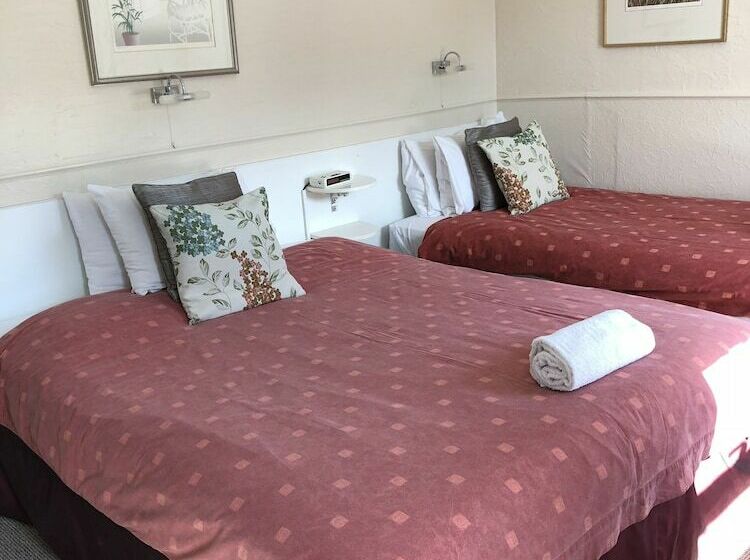 Номер Стандарт, Chad Hill