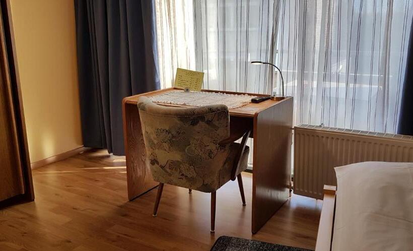 غرفة قياسية فردية, Garni Julia