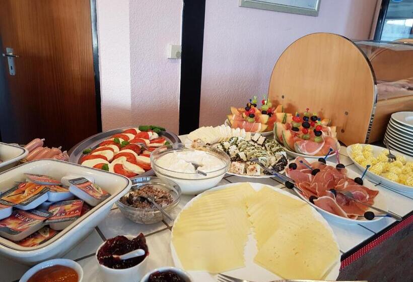 غرفة قياسية فردية, Garni Julia