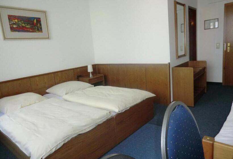 غرفة قياسية ثلاثية, Garni Julia