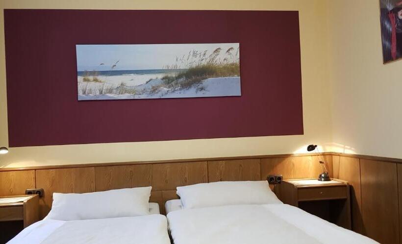 غرفة قياسية ثلاثية, Garni Julia