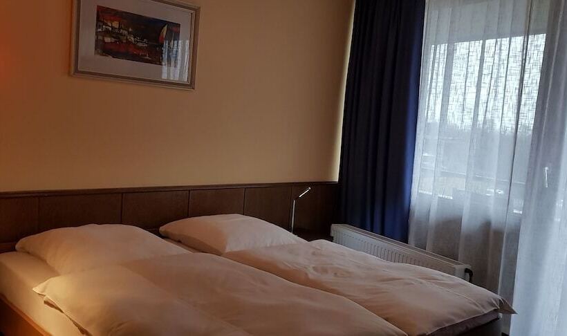 غرفة قياسية ثلاثية, Garni Julia