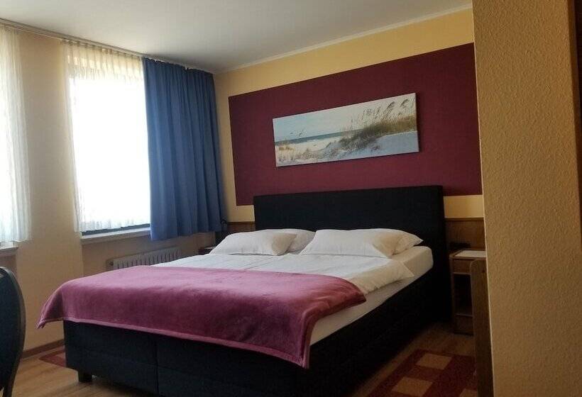 غرفة قياسية ثلاثية, Garni Julia