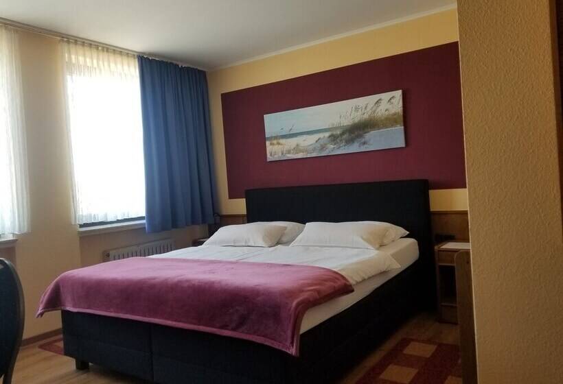 غرفة قياسية ثلاثية, Garni Julia